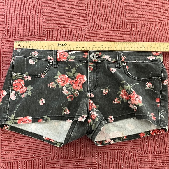 City Streets women’s size 13 black/ Pink Floral Jean “Classic shorty” Shorts - Picture 7 of 16